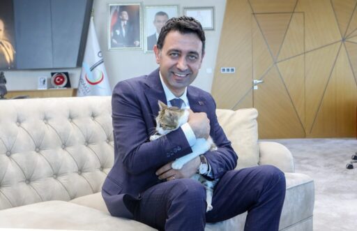 Sahipsiz sokak hayvanlarına donanımlı rehabilitasyon merkezleriyle hizmet veren Bayraklı Belediyesi,