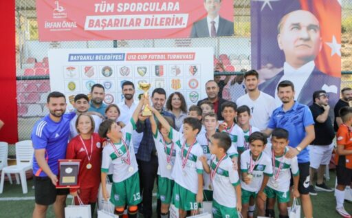 Bayraklı’daki futbol turnuvasında muhteşem finalBayraklı Belediyesinin geleneksel hale getirdiği U-12