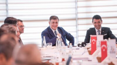 İzmir Büyükşehir Belediye Başkanı Dr. Cemil Tugay, ilçelerin sorunlarına hızlı