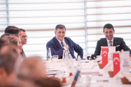 İzmir Büyükşehir Belediye Başkanı Dr. Cemil Tugay, ilçelerin sorunlarına hızlı