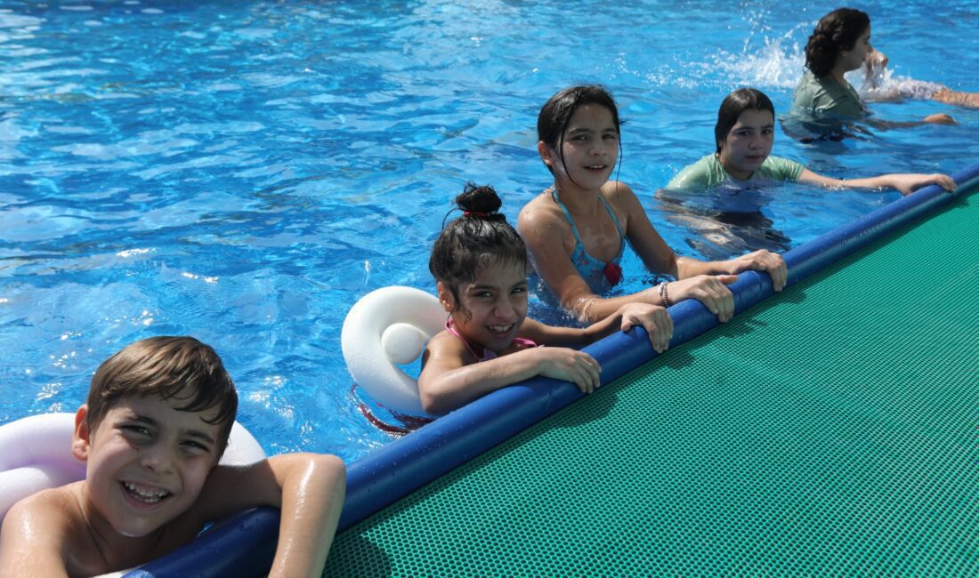 Bayraklı’da 20 çocuk ilk kez havuzla tanıştı Bayraklı Belediyesi, hayatlarında hiç havuza girmemiş 20 çocuğu Postacılar Mahallesi'ndeki