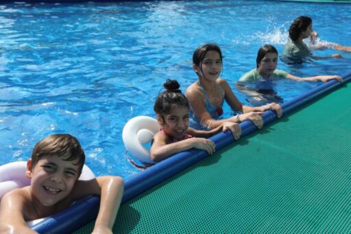 Bayraklı Belediyesi, hayatlarında hiç havuza girmemiş 20 çocuğu Postacılar Mahallesi'ndeki