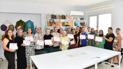 Çiğli Belediyesi’nin Sasalı Kadın Dayanışma Merkezi’nde düzenlediği kursu tamamlayan kursiyerlerin