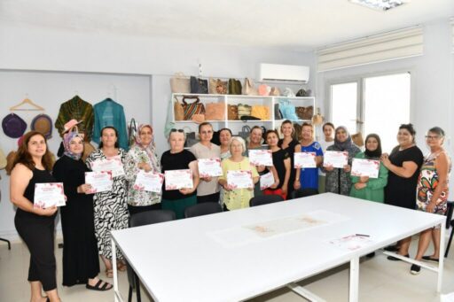 Çiğli Belediyesi’nin Sasalı Kadın Dayanışma Merkezi’nde düzenlediği kursu tamamlayan kursiyerlerin