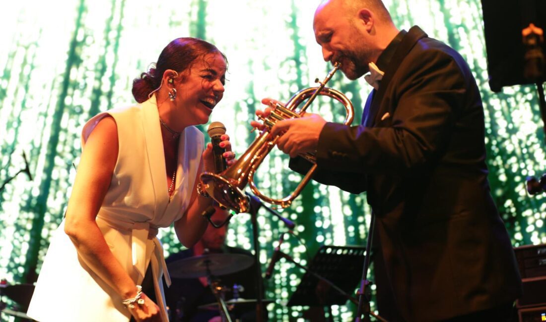 İzmir Büyükşehir Belediyesi'nin Tarihi Havagazı Fabrikası'nda düzenlendiği ücretsiz Çim Konserleri'nde