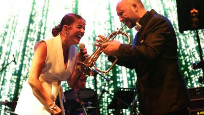 İzmir Büyükşehir Belediyesi'nin Tarihi Havagazı Fabrikası'nda düzenlendiği ücretsiz Çim Konserleri'nde