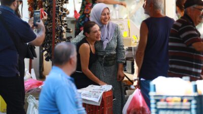 Efes Selçuk Belediye Başkanı Filiz Ceritoğlu Sengel, Çarşamba pazarında vatandaşlarla