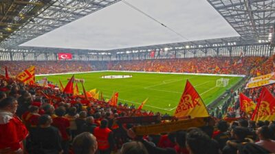 SÜPER Lig'de 17 Ağustos'ta Gürsel Aksel Stadı'nda oynanan Göztepe-Fenerbahçe maçında