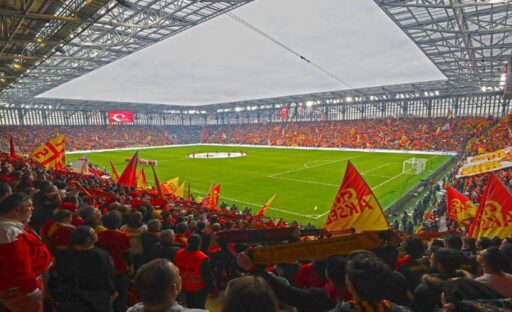 SÜPER Lig'de 17 Ağustos'ta Gürsel Aksel Stadı'nda oynanan Göztepe-Fenerbahçe maçında