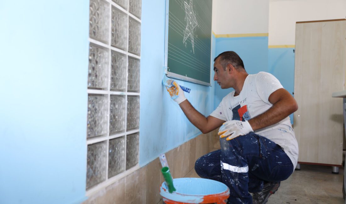 Güzelbahçe Belediyesi Okulları Pırıl Pırıl Yapıyor Güzelbahçe Belediyesi, ilçedeki kamuya ait okulların boya, badana, bakım, onarım