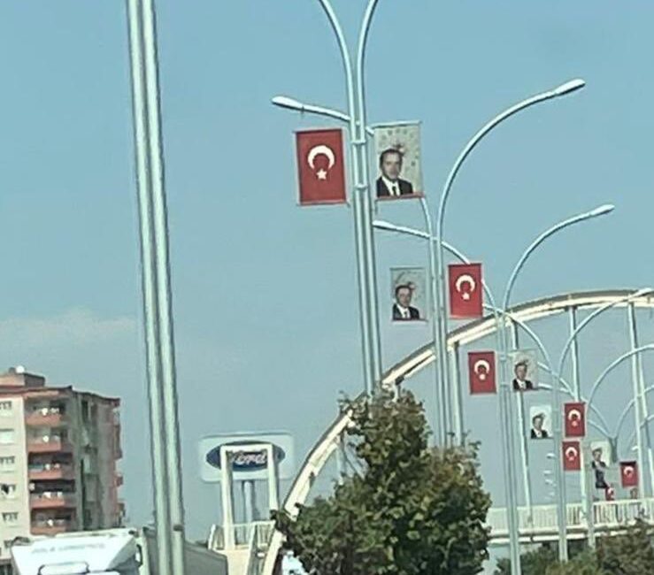 Bayrağın yanında neden Atatürk’ün değil de Erdoğan’ın fotoğrafı var? Daha önce kayyum yönetiminde olan Diyarbakır, Batman, Siirt ve Van’da