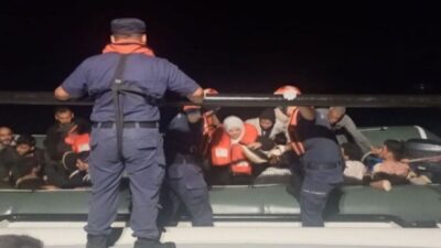 İzmir'in Urla ilçesi açıklarında düzensiz göçmenler kurtarıldı.