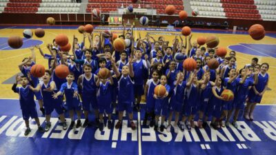İzmir Büyükşehir Belediyesi’nin 24 Haziran’da başlattığı yaz spor okulları büyük