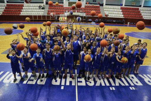 İzmir Büyükşehir Belediyesi’nin 24 Haziran’da başlattığı yaz spor okulları büyük