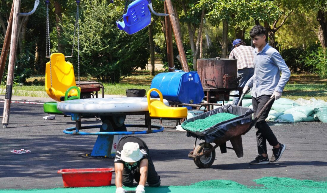 İzmir Büyükşehir Belediyesi kentin dört bir yanındaki parkların zeminlerini yeniliyor.