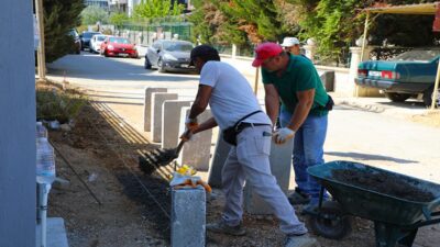 Menderes Belediyesi, Barbaros Mahallesi’nde kaldırım çalışmaları gerçekleştiriyor.
