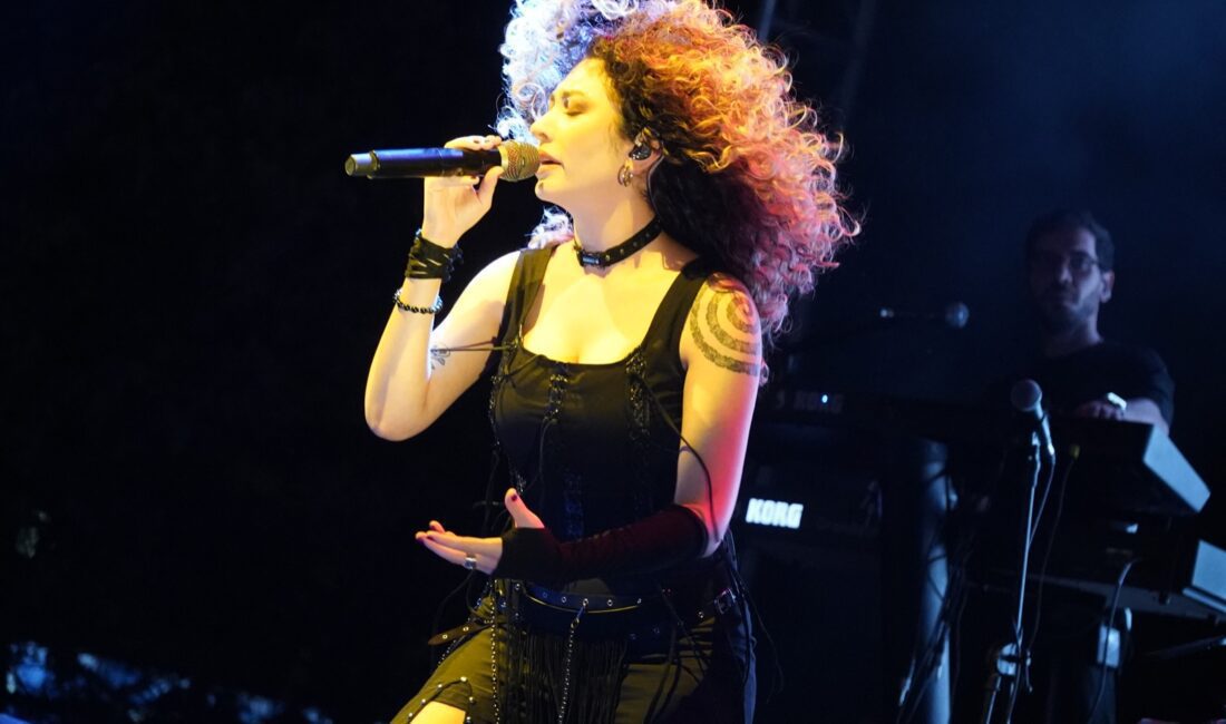 İzmir Büyükşehir Belediyesi’nin Tarihi Havagazı Fabrikası’nda düzenlediği Çim Konserleri kapsamında