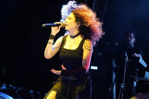 İzmir Büyükşehir Belediyesi’nin Tarihi Havagazı Fabrikası’nda düzenlediği Çim Konserleri kapsamında