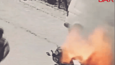 Bursa’da kurye Eray Kırıkoğlu’nun (44) hareket halindeyken alev alan elektrikli bisikleti,