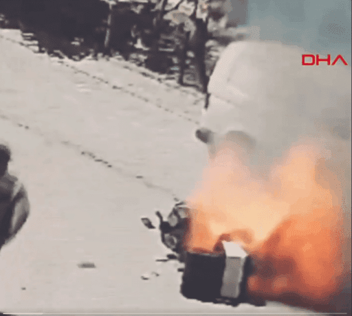 Bursa’da kurye Eray Kırıkoğlu’nun (44) hareket halindeyken alev alan elektrikli bisikleti,