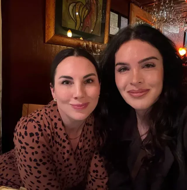 Kocası cinsiyet değiştirip kadın oldu! Çocukların artık 2 annesi var Yıllar önce evlenerek 3 çocuk sahibi olan baba Shaye Scott,