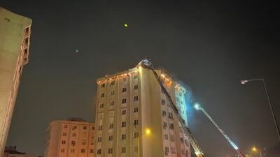 İzmir’in Karşıyaka ilçesinde Örnekköy semtinde ormanlık alanda başlayan yangın yaklaşık