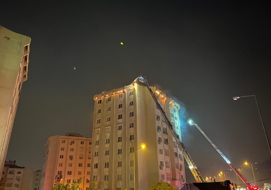 İzmir’in Karşıyaka ilçesinde Örnekköy semtinde ormanlık alanda başlayan yangın yaklaşık