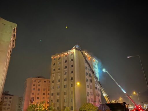 İzmir’in Karşıyaka ilçesinde Örnekköy semtinde ormanlık alanda başlayan yangın yaklaşık