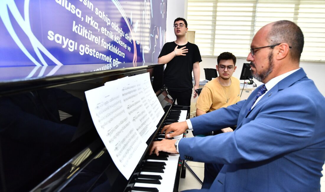 Büyükşehir’in kursuna katıldılar, hayallerindeki üniversiteyi kazandılar İzmir Büyükşehir Belediyesi’nin açtığı Genç İzmir Konservatuvar Hazırlık Kursu’na katılan