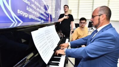 İzmir Büyükşehir Belediyesi’nin açtığı Genç İzmir Konservatuvar Hazırlık Kursu’na katılan