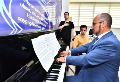 İzmir Büyükşehir Belediyesi’nin açtığı Genç İzmir Konservatuvar Hazırlık Kursu’na katılan