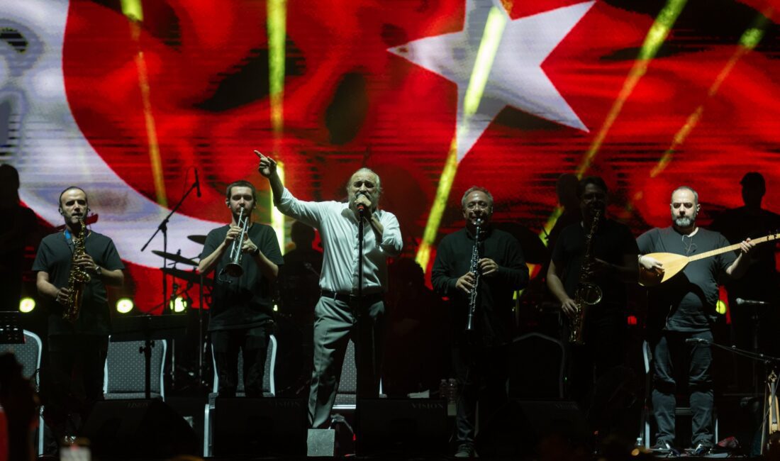 İzmir Enternasyonal Fuarı Müzik ve Dansla coştu Bu yıl kapılarını 93’ncü kez açan İzmir Enternasyonal Fuarı, binlerce