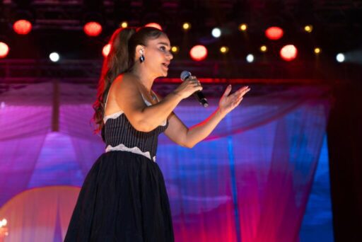 İzmir Enternasyonal Fuarı Çim Konserleri, Migros sponsorluğunda İzmirli sevilen şarkıcı