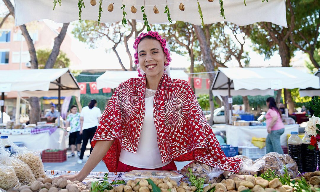 Tire Geleneksel İncir ve Ceviz Festivalinde renkli görüntüler. Tire Belediyesi tarafından hazırlanan Geleneksel İncir ve Ceviz Festivali’nin açılışı