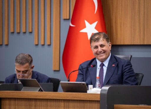 İzmir Büyükşehir Belediye Başkanı Dr. Cemil Tugay,  Körfez'deki balık ölümleriyle