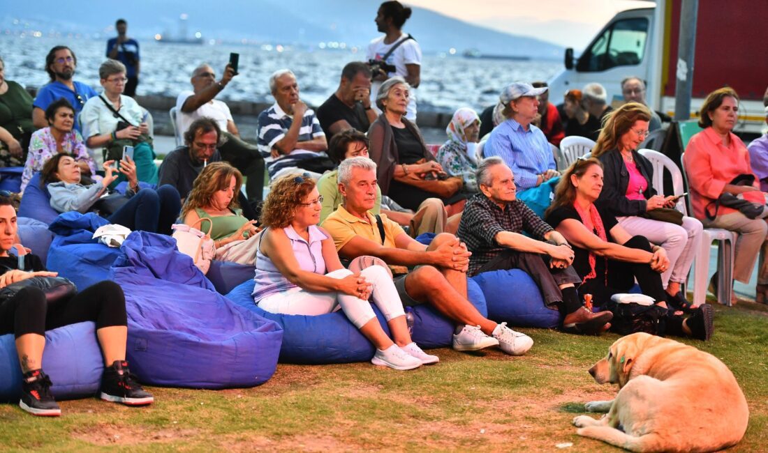 4. İzmir Şiir Hatları Buluşması başladı İzmir Büyükşehir Belediyesi ev sahipliğinde düzenlenen 4. İzmir Şiir Hatları