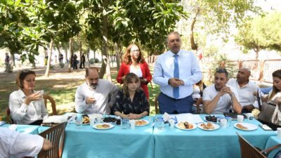 İzmir Büyükşehir Belediyesi’nin kentin hızlı çözüm bekleyen mahallelerinde sorunları yerinde