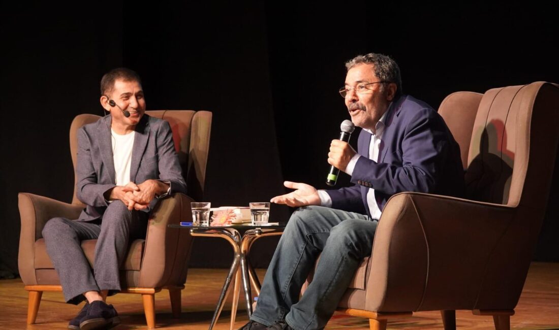 Şair ve yazar Ahmet Ümit İzmirlilerle buluştu İzmir Büyükşehir Belediyesi tarafından düzenlenen İzmir Sanat Söyleşileri'nin ilk konuğu