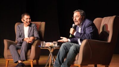 İzmir Büyükşehir Belediyesi tarafından düzenlenen İzmir Sanat Söyleşileri'nin ilk konuğu