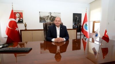 Menderes Belediyesi; üniversite öğrencilerine ilk harçlığını hediye ediyor.