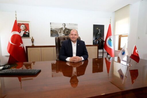 Menderes Belediyesi; üniversite öğrencilerine ilk harçlığını hediye ediyor.