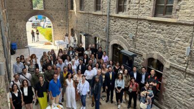 İzmir Büyükşehir Belediyesi Meslek Fabrikası tarafından tasarlanan kariyerimiz.com.tr iş arayanlar ve işverenleri