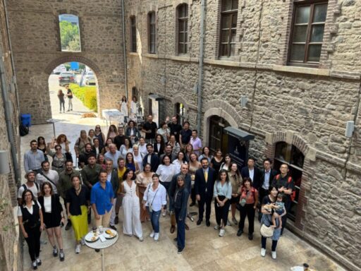 İzmir Büyükşehir Belediyesi Meslek Fabrikası tarafından tasarlanan kariyerimiz.com.tr iş arayanlar ve işverenleri