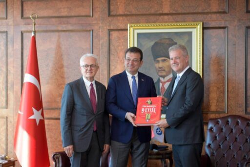 İzmir Enternasyonal Fuarı'nın onur konuğu kenti İstanbul'u temsilen İzmir'e gelen