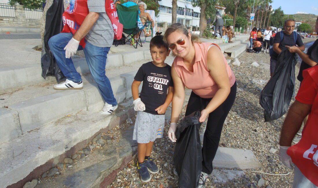 FOÇADA ÖĞRETMENLERDEN ÇEVRE TEMİZLİĞİ İzmir’in Foça İlçesi’nde öğretmenler sahilde çevre temizliği yaptılar. Etkinliğe katılan