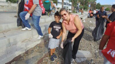 İzmir’in Foça İlçesi’nde öğretmenler sahilde çevre temizliği yaptılar. Etkinliğe katılan