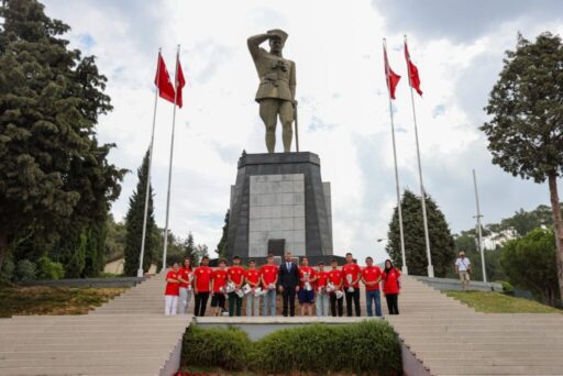 Buca Belediye Başkanı Görkem Duman, Afyonkarahisar’ın Şuhut ilçesinden gelen gençlerle