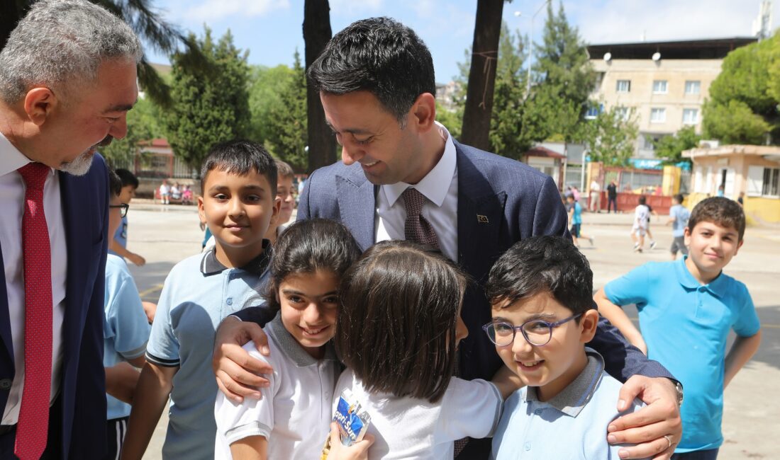 Bayraklı Belediye Başkanı İrfan Önal, ilköğretim haftası kapsamında 2024-2025 eğitim-öğretim