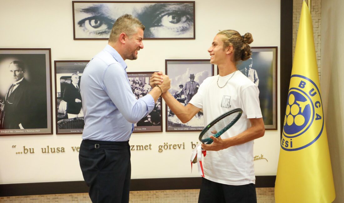 Buca Belediye Başkanı Görkem Duman,  şampiyon tenisçi Yağız Gündoğdu’yu makamında