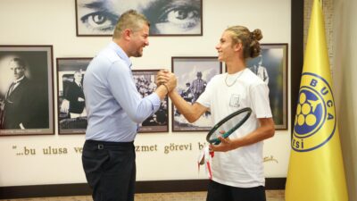 Buca Belediye Başkanı Görkem Duman,  şampiyon tenisçi Yağız Gündoğdu’yu makamında